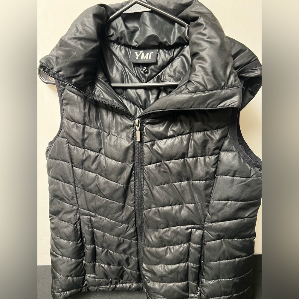 YMI PUFFER VEST BLACK SIZE LARGE GREAT CONDITION. LIKE NEW